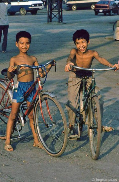 Nụ cười của hai cậu bé bên những chiếc xe đạp từng "vang bóng một thời".