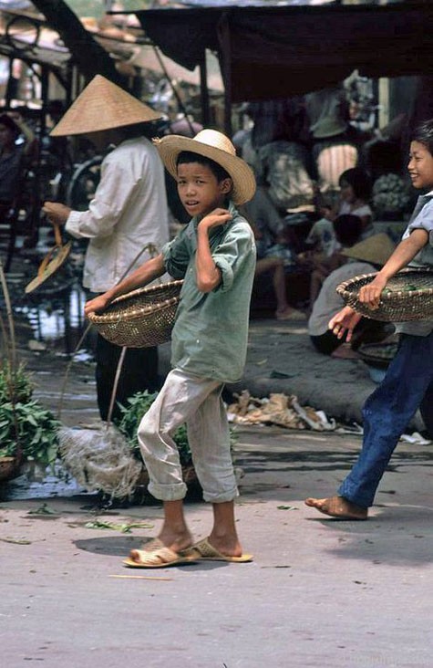 Hình ảnh hai cậu bé trong một khu chợ.