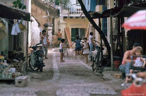 Những em nhỏ Hà Nội của thập niên 90 cùng nô đùa trong một con phố nhỏ vằng vẻ.