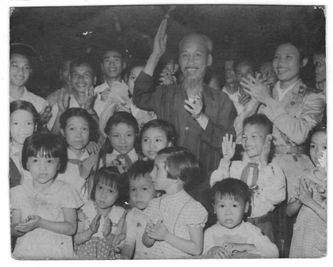 Các cô bé, cậu bé Hà Nội sung sướng đón Tết Trung thu năm 1958 cùng Bác Hồ kính yêu.