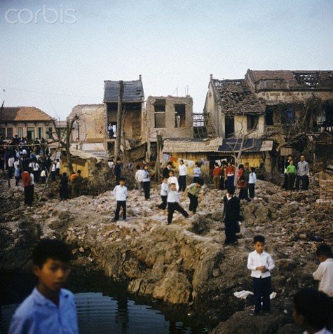 Những "đứa trẻ" Hà Nội chơi xung quanh hố bom trên phố Khâm Thiên tháng 3/1973.