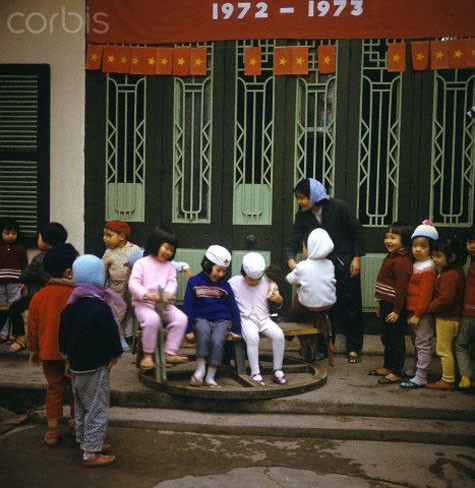 Những "em bé" chơi đùa tại một vườn trẻ gần Hà Nội. Ảnh được chụp tháng 3/1973.