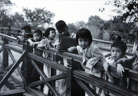 Các em bé cùng vui chơi trên cầu Thê Húc (hồ Gươm, Hoàn Kiếm).