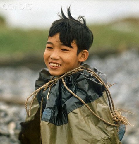 Một cậu bé Hà Nội trong chiếc áo mưa.