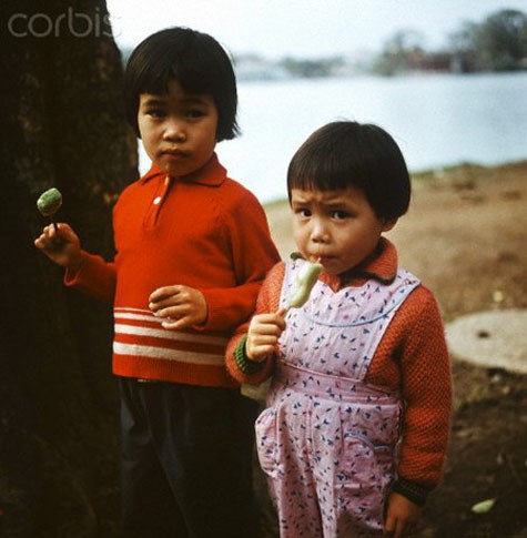 Hai cô bé cùng những chiếc kem cốm bên bờ Hồ Hoàn Kiếm.