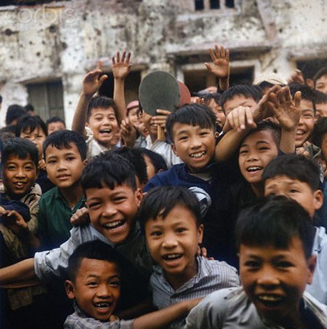 Những khuôn mặt, nụ cười vui vẻ của những cậu bé Hà Nội vào năm 1973 do nhiếp ảnh gia Werner Schulze ghi lại.