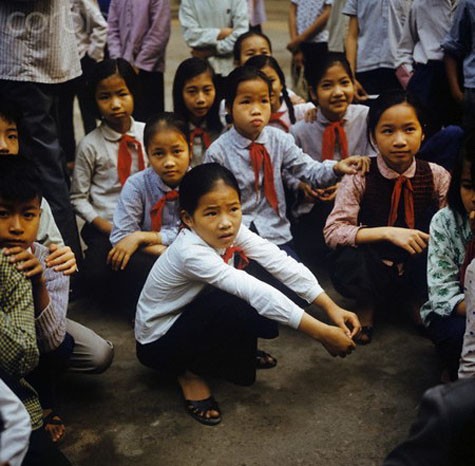 Những cô bé học sinh Hà Nội cùng chiếc khăn quàng thắm tươi.