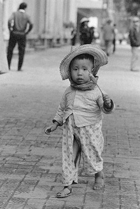 Một em bé trên phố Hà Nội những năm sau giải phóng thủ đô.