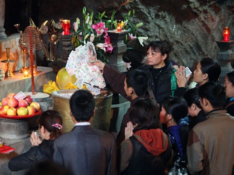 Tiền lẻ được bỏ đầy trong chuông đồng ở chùa Hương.