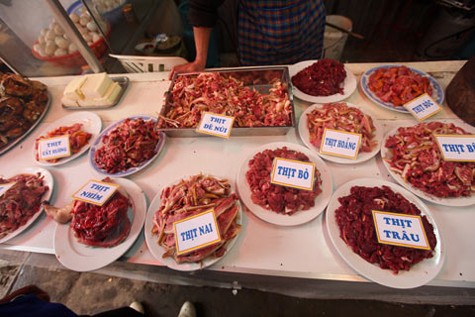 Đủ các loại thịt động vật bị xẻ thịt và bán ở đường vào chùa Hương.