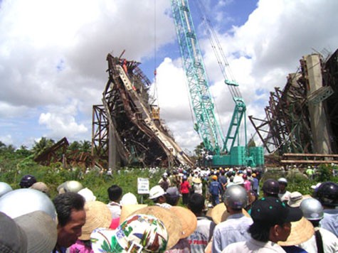 Khoảng 8 giờ sáng ngày 26/9/2009, một vụ sập nhịp dẫn đặc biệt nghiêm trọng đã xảy ra tại công trình thi công cầu Cần Thơ, bắc qua sông Hậu, phía đầu Vĩnh Long.