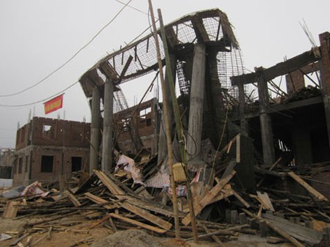 Khoảng 15h ngày 2/3/2011, trụ sở làm việc và các công trình phụ trợ của huyện uỷ Yên Sơn (Tuyên Quang) đang xây dựng tầng 2 thì bị sập làm 6 người bị thương.