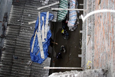 Khoảng 8h30 sáng ngày 12/3/2009, người dân sống trong ngõ 389, phố Nguyễn Phong Sắc (quận Cầu Giấy, Hà Nội) bàng hoàng vì vụ tai nạn tại khu nhà 6 tầng đang xây. Giàn giáo tại tầng 5 gãy lìa đã đẩy cả ba người thợ nề đang đứng trên nhào xuống mặt đất. Nạn nhân là những người còn rất trẻ, một người 25, hai người còn lại 21 và 20 tuổi. Họ làm thợ xây, quê ở Bắc Giang và Lạng Sơn.