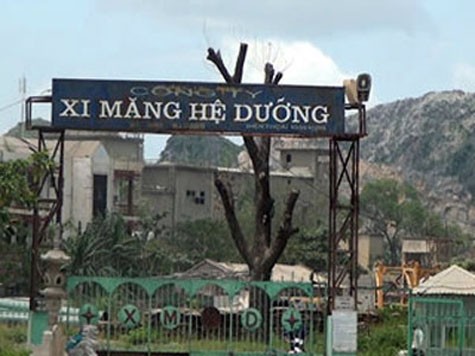 Tối 26-7-2009, tại Công ty xi măng Hệ Dưỡng, đóng tại thị xã Tam Điệp (Ninh Bình) đã xảy ra vụ tai nạn lao động nghiêm trọng khi dàn giáo trong nhà máy này bị sập, khiến 3 người chết, 5 người bị thương.