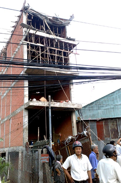 14h chiều 8/5/2009, khi đang thi công ở tầng 4 của căn nhà trên đường Hà Huy Giáp, quận 12, TP HCM, dàn giáo công trình bất ngờ sập xuống kéo theo 4 công nhân rơi xuống ở độ cao khoảng 15 m.