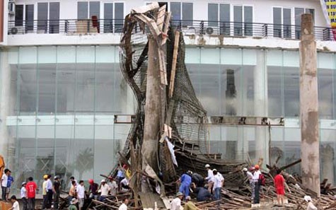 Khoảng 15 giờ chiều ngày 2.10.2011, sảnh khách sạn Sailing Tower Hotel 7 tầng, trên đường 70, phường Nguyễn Du, TP Hà Tĩnh đã bất ngờ bị sập khiến ít nhất 14 người bị vùi lấp.