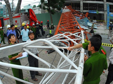 Vào lúc 13g55 ngày 27-12- 2007, cần cẩu của công trường xây dựng tại 72-74 Nguyễn Thị Minh Khai, Q.1, TP.HCM, đang đưa vật liệu lên trên ở độ cao khoảng 30m thì bất ngờ gãy sập sang phía NVH Thanh niên TP.HCM, làm bị thương 5 người đi đường và 2 công nhân.