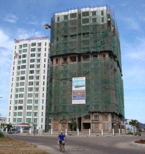 Khoảng 11g sáng 8-5-2011, tại công trình Khu chung cư cao cấp Đầm sinh thái Đống Đa cao 15 tầng của Tập đoàn Hoàng Anh Gia Lai đang thi công tại phường Đống Đa, TP Quy Nhơn (Bình Định) đã xảy ra một vụ tai nạn lao động chết người.