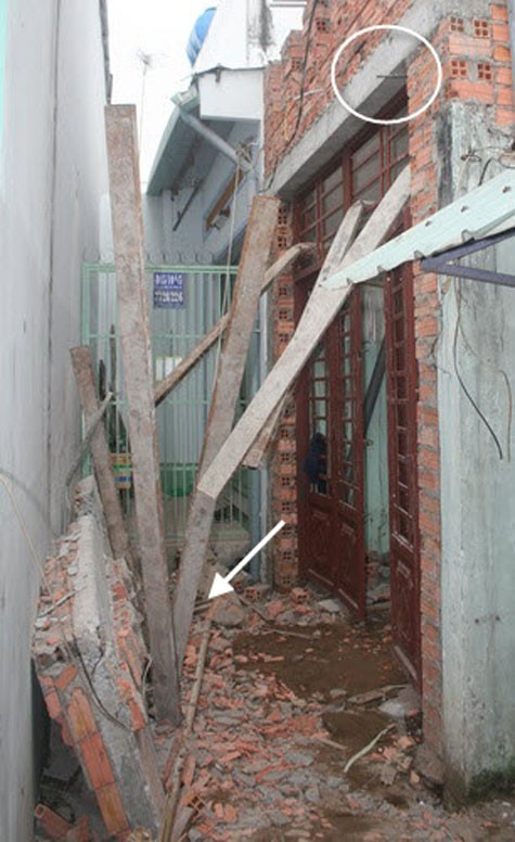 Tai nạn xảy ra tại công trình xây dựng nhà ở trong con hẻm chật hẹp 77, đường Ấp Chiến Lược (P. Bình Trị Đông, Q. Bình Tân, TP.HCM). Sau khi tiếng động vang lên trong xóm nhỏ, một thợ xây đã bị tấm ô văng đổ sập đè chết tại chỗ vào lúc 8g30 ngày 25/5/2011.