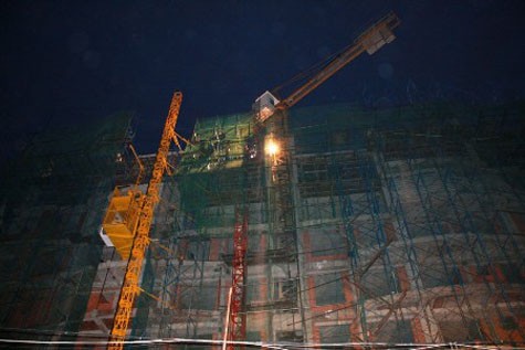 Tối 24/10/2010, tại một công trường xây dựng ở Đê La Thành, Đống Đa, Hà Nội, thang máy trở 2 công nhân bất ngờ đứt cáp khi lên đến tầng 6. Hai công nhân bị thương nặng do thang rơi thẳng xuống đất.