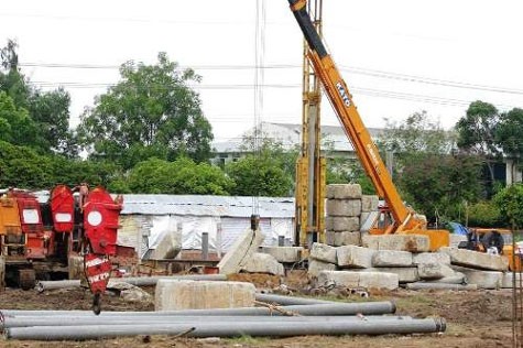 Khoảng 8 giờ 30 phút ngày 20.7/2010, tai nạn lao động gây hậu quả nghiêm trọng xảy ra tại công trình đang thi công dự án nhà máy YuKi Việt Nam - trên đường Tân Thuận, Khu chế xuất Tân Thuận, phường Tân Thuận Đông, quận 7, làm 3 công nhân thiệt mạng.