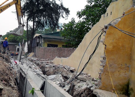 Khoảng 10h sáng 30/5/2011, một bức tường rào của tòa nhà 87 Lĩnh Nam - Công ty đay Hà Nội, bất ngờ đổ sập khiến hai công nhân bị thương nặng.