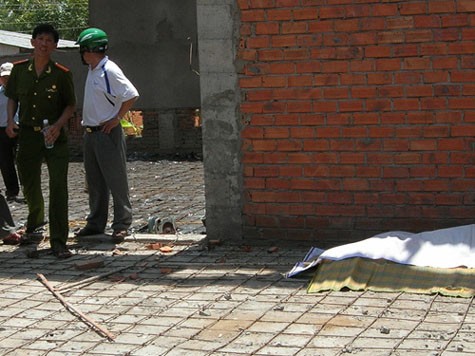 11 giờ ngày 26/4/2011, một vụ tai nạn lao động xảy ra tại công trình đang xây dựng của Trung tâm giống cây trồng tỉnh Sóc Trăng ở xã Tân Hưng, huyện Long Phú làm 1 người chết, 3 người bị thương.
