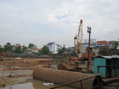 Vụ tai nạn lao động xảy ra lúc 16 giờ chiều 25-11- 2011 tại công trình dự án Thảo Điền Pearl làm chết tại chỗ một nam công nhân.