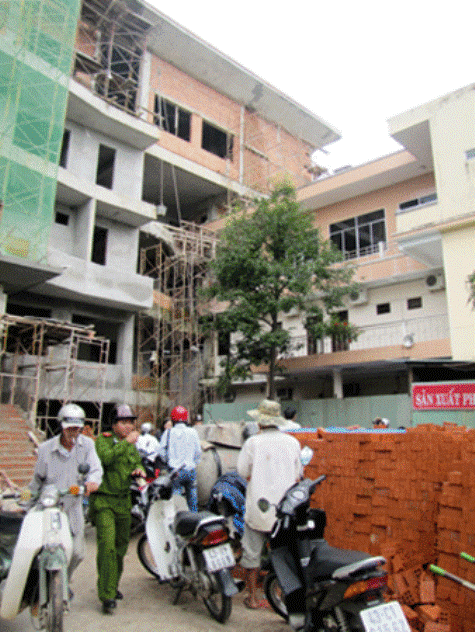 Vào lúc 9 giờ sáng ngày 17/11/2011, một vụ tai nạn lao động xảy ra tại công trình xây dựng Trụ sở Liên đoàn Lao động thành phố Đà Nẵng (đường Pasteur, quận Hải Châu), khiến một công nhân thiệt mạng.
