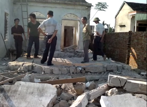 Trong khi đang phá dỡ một ngôi nhà tại xã Vượng Lộc, huyện Can Lộc (Hà Tĩnh) vào trưa ngày 10/11/2011 thì bất ngờ một bức tường đổ ập xuống đè lên 5 người. Vụ tai nạn khiến 2 người chết tại chỗ và 3 người bị thương nặng.