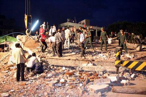Lúc 15h chiều 19/12/2009 tại đường 19, khu phố Thống Nhất, huyện Dĩ An, tỉnh Bình Dương đã xảy ra vụ sập căn nhà 5 tầng đang trong giai đoạn hoàn thiện khiến 3 người chết và 9 người bị thương nặng.