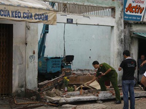 Lúc 14 giờ 40 phút ngày 6-8/2009, trong lúc đang tháo dỡ nhà số 557 Đỗ Xuân Hợp, phường Phước Long B, quận 9-TPHCM, một bức tường đã đổ sập đè chết một công nhân.