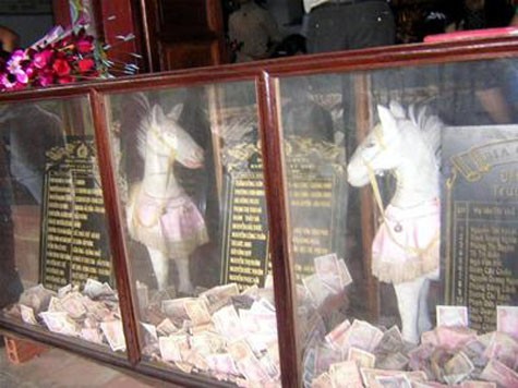 Hai ông ngựa ở đền Phù Đổng (Sóc Sơn, hà Nội) cũng ngập tiền lẻ.