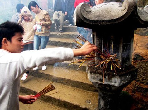 Bất kể chỗ nào trong chùa cũng có thể thành nơi để những người thiếu ý thức thắp hương.