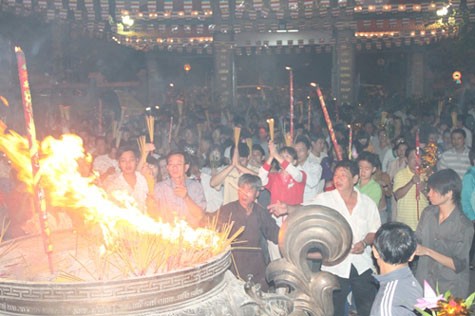 Lượng người thắp hương quá lớn đã dẫn đến tình trạng cháy bát hương ở chùa Vĩnh Nghiêm (TP.HCM)