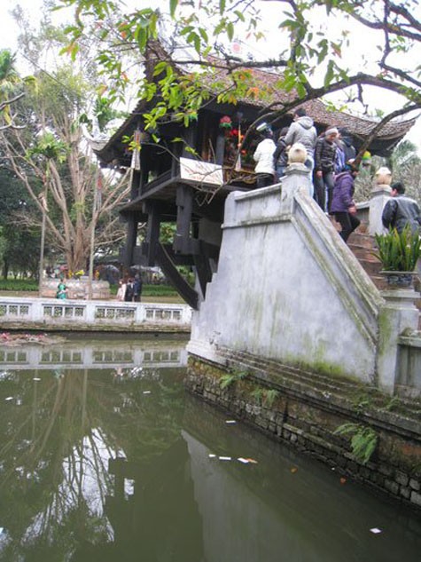 Nhiều người thiếu ý thức còn thả tiền lẻ xuống hồ nước dưới chân chùa Một Cột.