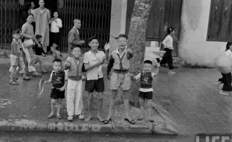 Những nụ cười tươi của các cậu bé Hà Nội trong năm 1954.