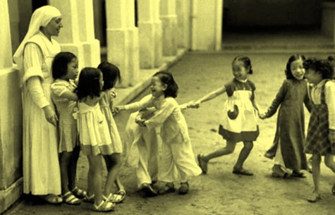 Những "em bé" Hà Nội trong một trường học của Thiên chúa giáo đầu thế kỷ 20.