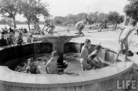 Cùng tắm bên vòi nước cạnh bờ Hồ ở những năm đầu thế kỷ 20.