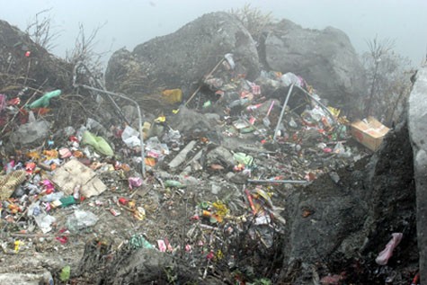 Nhiều người thiếu ý thức xả rác bừa bãi, ngập ngụa trên khu vực núi Yên Tử trong dịp lễ hội 2010.