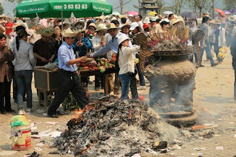 Không chỉ thawos hương, nhiều người còn ngang nhiên đốt vàng mã tứ tung ngay trên sân chùa Bái Đính (Ninh Bình).