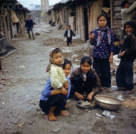 Những đứa trẻ tụ tập trên một khu phố của Hà Nội sau những trận bom của máy bay Mỹ rải xuống các khu phố Hà Nội năm 1972.