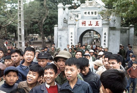 Những đứa trẻ tập trung trước cổng một di tích lịch sử ở Hà Nội năm 1973