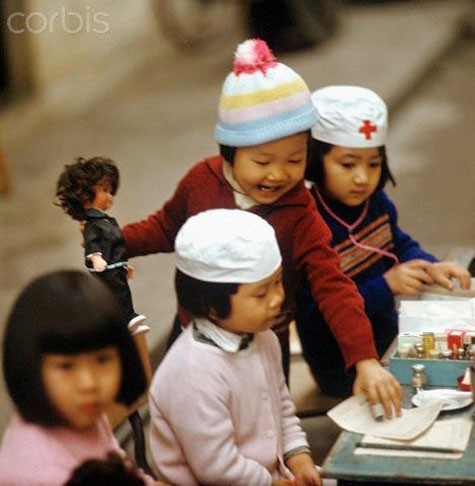 Các cô bé Hà Nội đang diễn trò chơi bác sĩ trong một nhà trẻ ở Nghi Tàm, Hà Nội năm 1973.