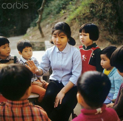 Ngồi chú ý nghe cô giáo giảng bài trong một lớp mẫu giáo ở trung tâm Hà Nội năm 1973