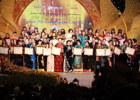 Đầu năm 2011, trong lễ trao giải, bà Nguyễn Thị Như Loan, Chủ tịch Hội đồng Quản trị Công ty Quốc Cường Gia Lai, là một trong số 100 người được vinh danh nữ doanh nhân Việt Nam tiêu biểu và nhận cúp Bông hồng vàng.