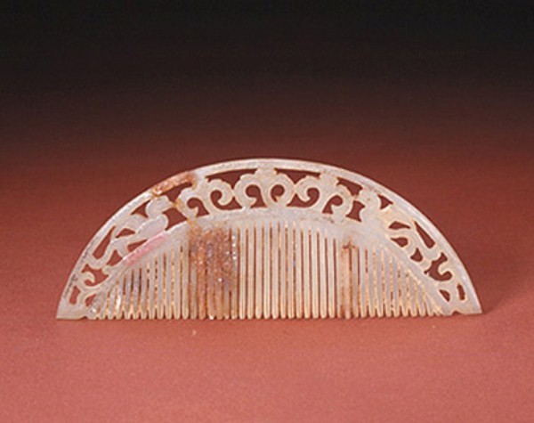 Lược bằng ngọc bích, có từ thời nhà Đường (618 - 907 sau công nguyên). Nó được làm bằng ngọc bích trắng, với họa tiết hoa văn ở giữa và hai con chim ở hai bên vòng cung. Các răng lược được thiết kế khá gần nhau. Trong thời Đường, lược ngoài việc dùng để chải tóc còn sử sụng làm vật trang trí.