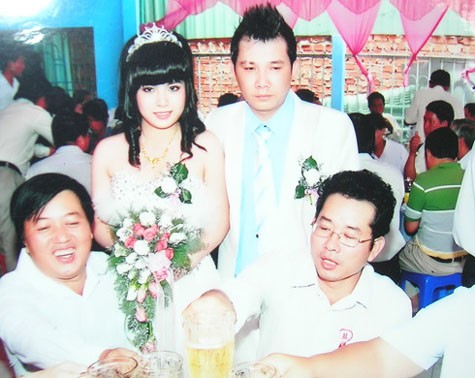 Cô dâu Xuân Thùy cùng chú rể Phúc Duy trong tiệc cưới đầu năm 2011 với khách dự tiệc. Ảnh gia đình cung cấp.