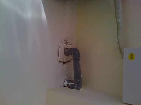 Ống dẫn nước ở nhiều căn hộ được lắp rất tạm bợ...