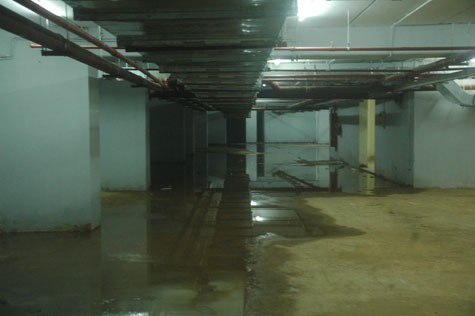 Dưới tầng hầm 3 của cụm chung cư nước ngập lênh láng ở nhiều điểm